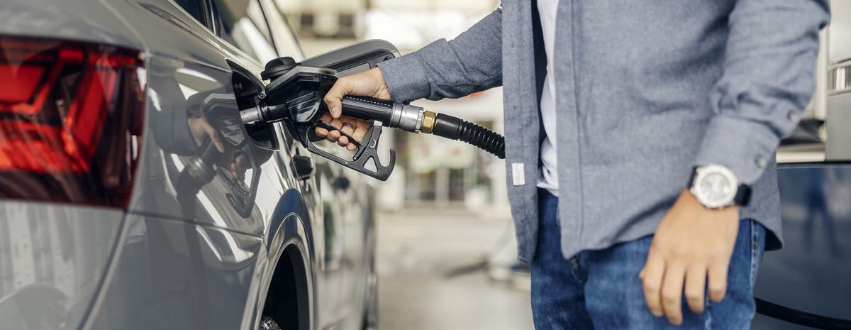 Mand Fylder Diesel Paa Bil