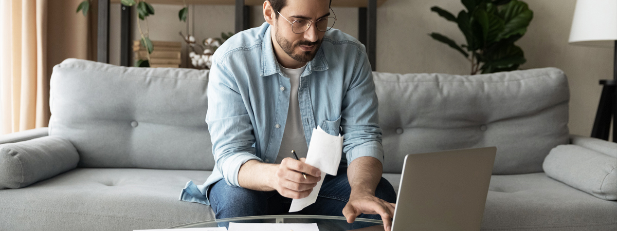 Mand Tjekker Regskab Hjemme